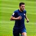 축구 선수가 필드를 달리고 있는 모습